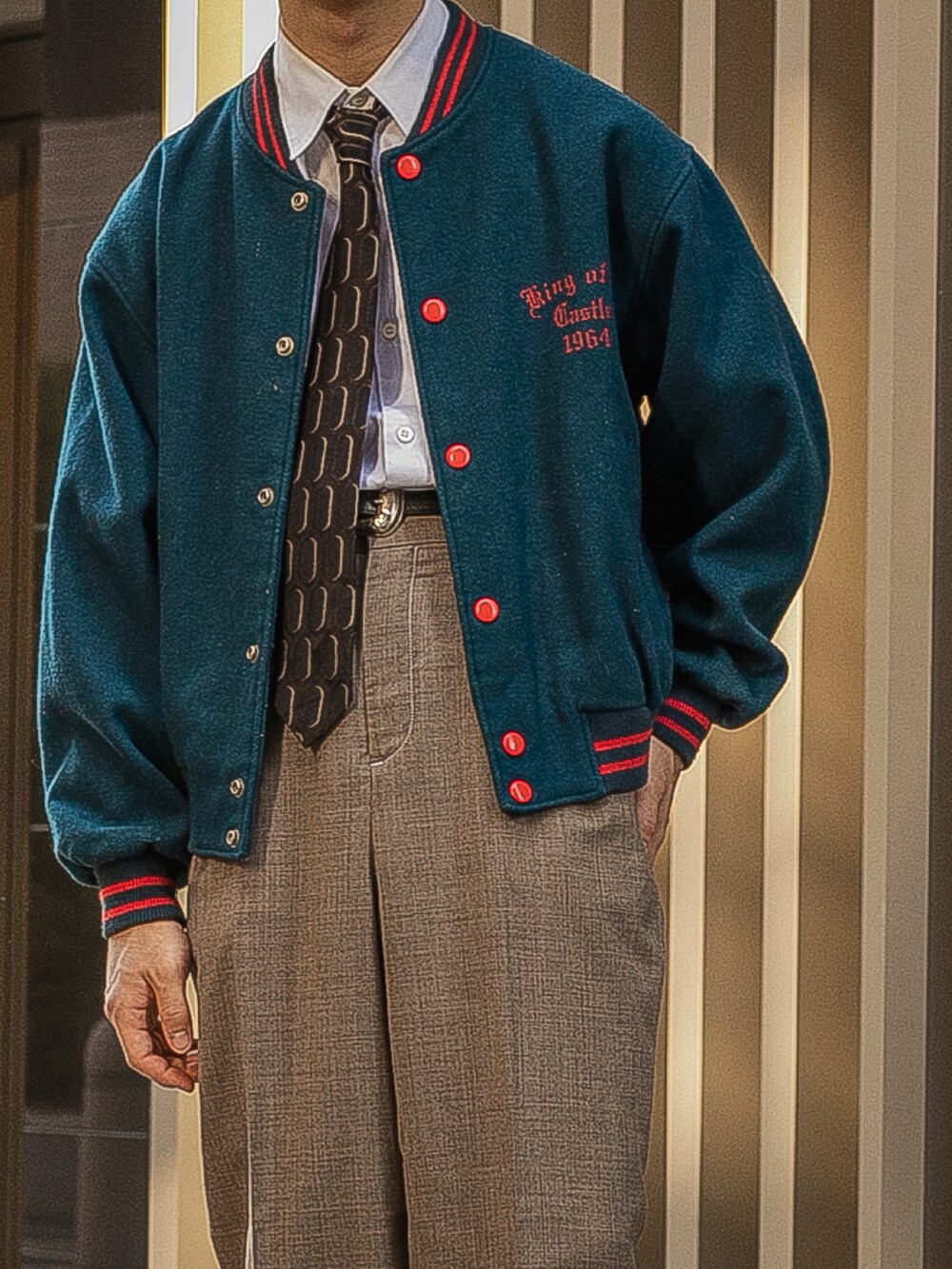 ブルー系のスタジャン、ホワイト系のシャツ/ブラウス、ベージュ系のネクタイを着用したメンズの春コーディネートの3枚目の写真