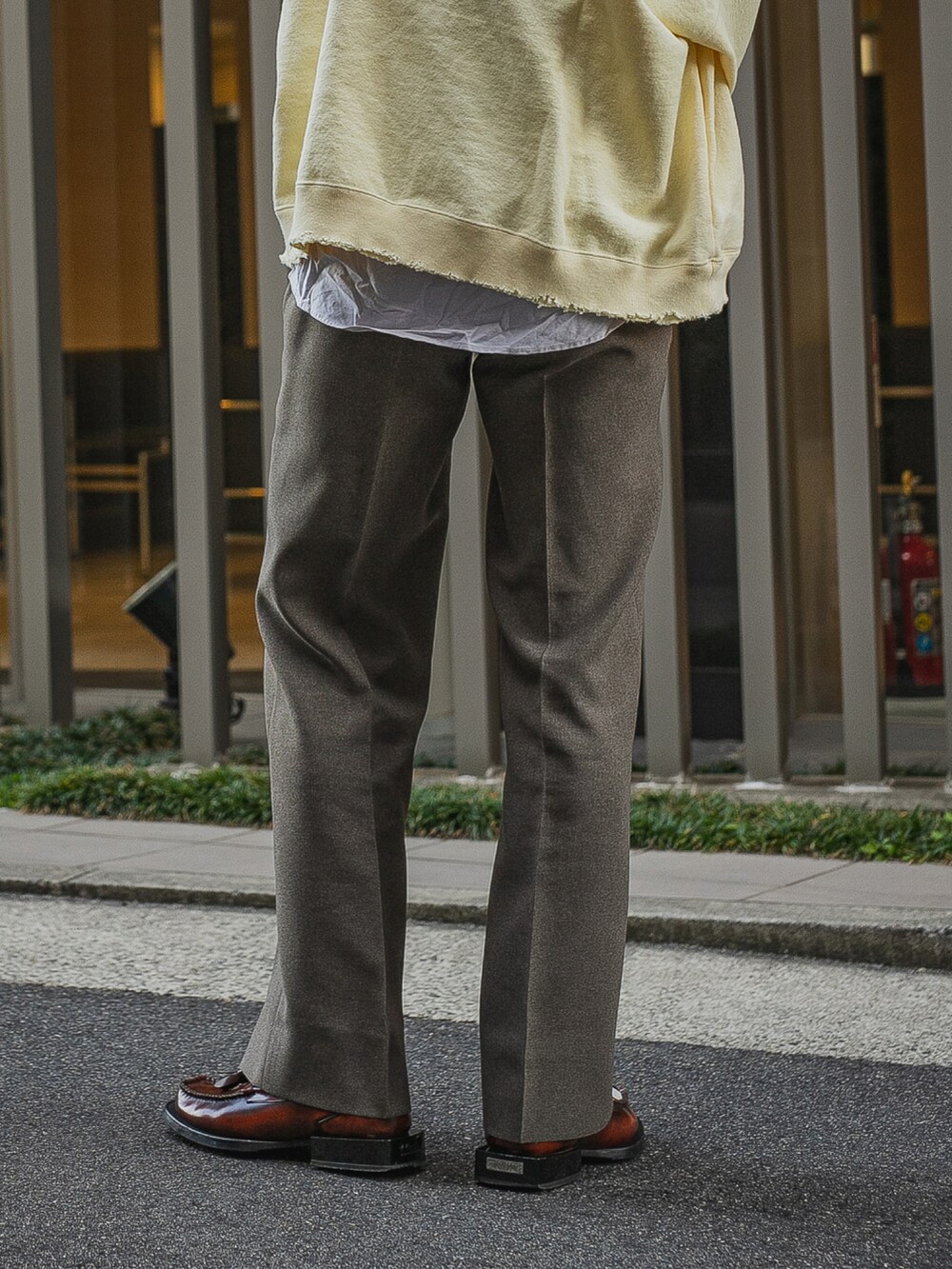 「春夏コーデ、ビッグシルエット、リラックススタイル、休日コーデ、休日スタイル、ダイリク、DAIRIKU、フレアパンツ、フレアスラックス、低身長、低身長コーデ、低身長男子、スウェット、トラッド、古着MIX」｜「UNIQLOのアイテム（シャツ/ブラウス、ブルー系）」を使った、てんちさん（メンズ・165cm）の春コーディネートの4枚目の写真