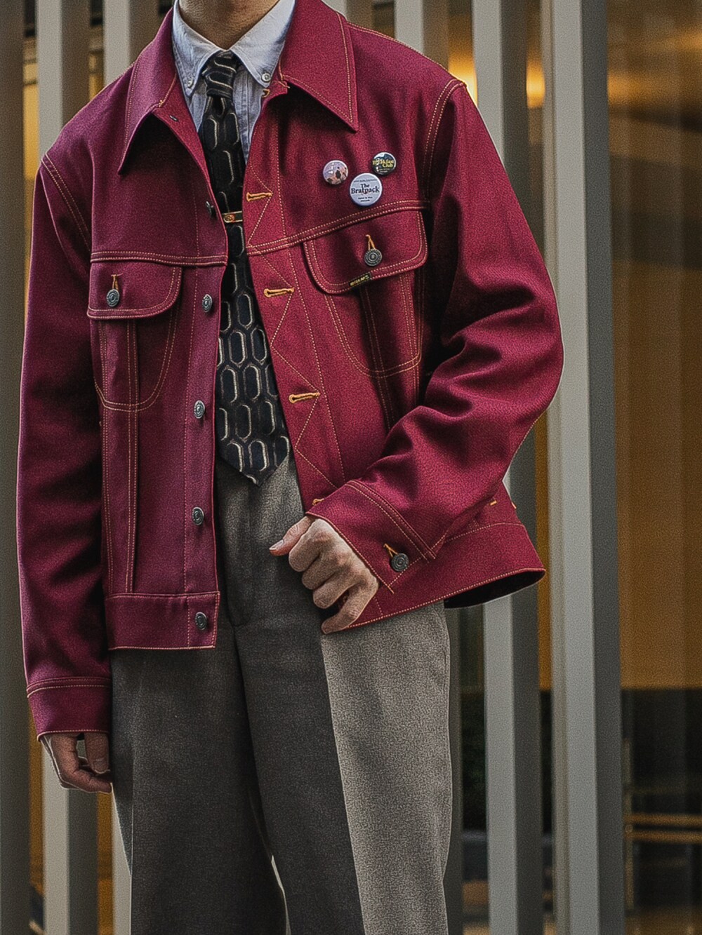 レッド系のデニムジャケット、ブルー系のシャツ/ブラウス、ベージュ系のスラックスを着用したメンズの春コーディネートの3枚目の写真