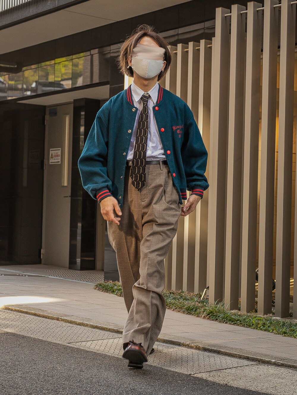 ブルー系のスタジャン、ホワイト系のシャツ/ブラウス、ベージュ系のネクタイを着用したメンズの春コーディネートの2枚目の写真