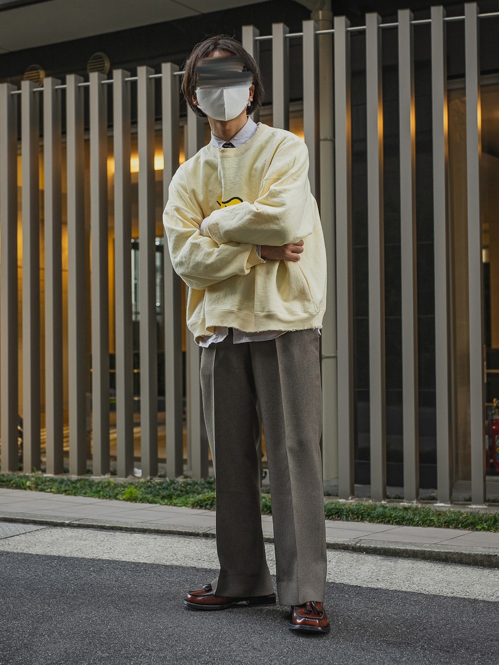 「春夏コーデ、ビッグシルエット、リラックススタイル、休日コーデ、休日スタイル、ダイリク、DAIRIKU、フレアパンツ、フレアスラックス、低身長、低身長コーデ、低身長男子、スウェット、トラッド、古着MIX」｜「UNIQLOのアイテム（シャツ/ブラウス、ブルー系）」を使った、てんちさん（メンズ・165cm）の春コーディネートの2枚目の写真