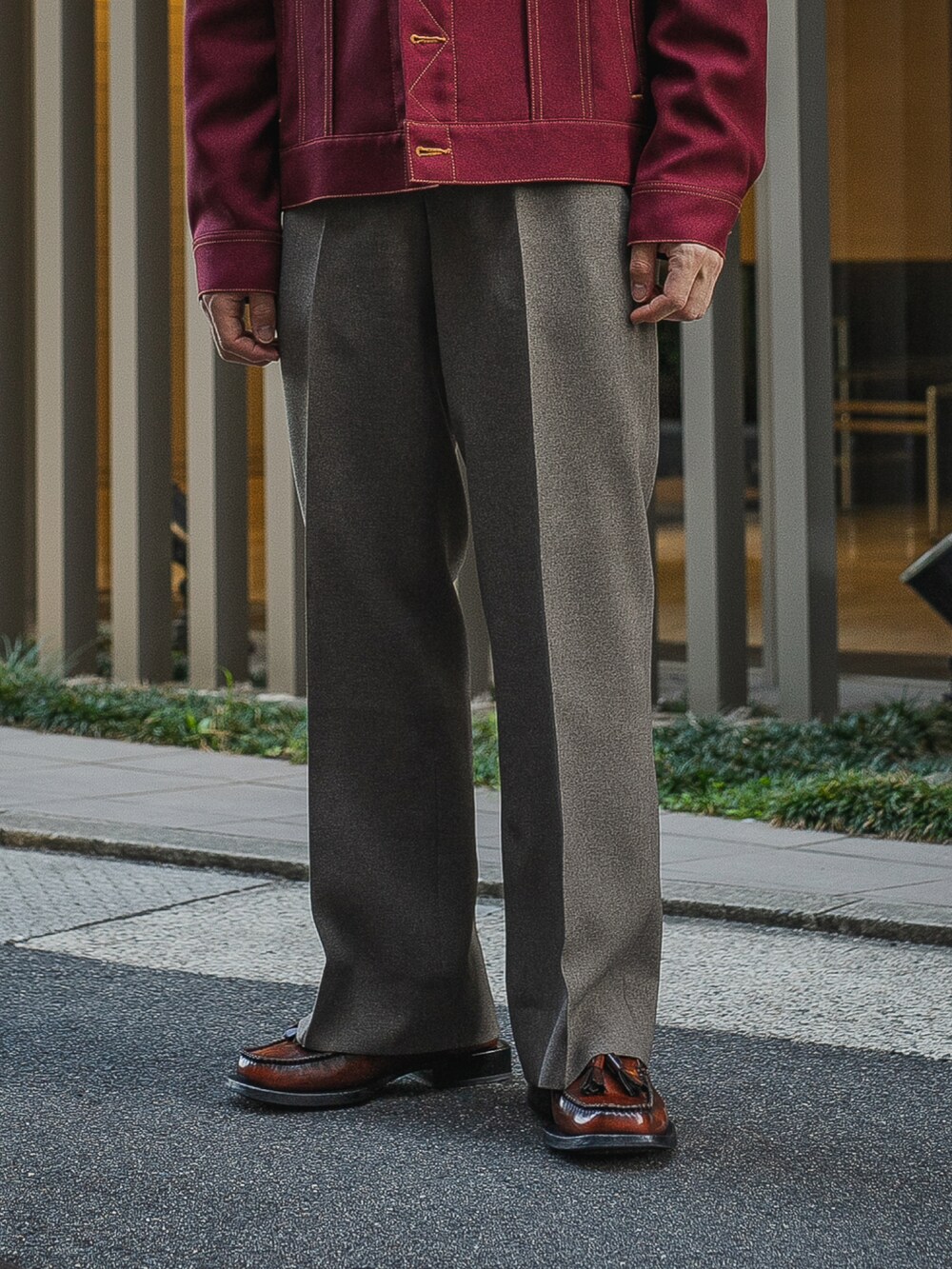 レッド系のデニムジャケット、ブルー系のシャツ/ブラウス、ベージュ系のスラックスを着用したメンズの春コーディネートの4枚目の写真