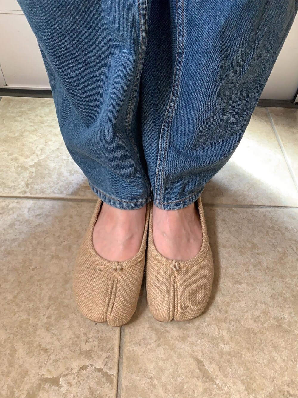 ベージュ系のショルダーバッグ、グレー系のバックパック/リュック、ホワイト系のTシャツ/カットソーを着用したレディースの秋コーディネートの2枚目の写真