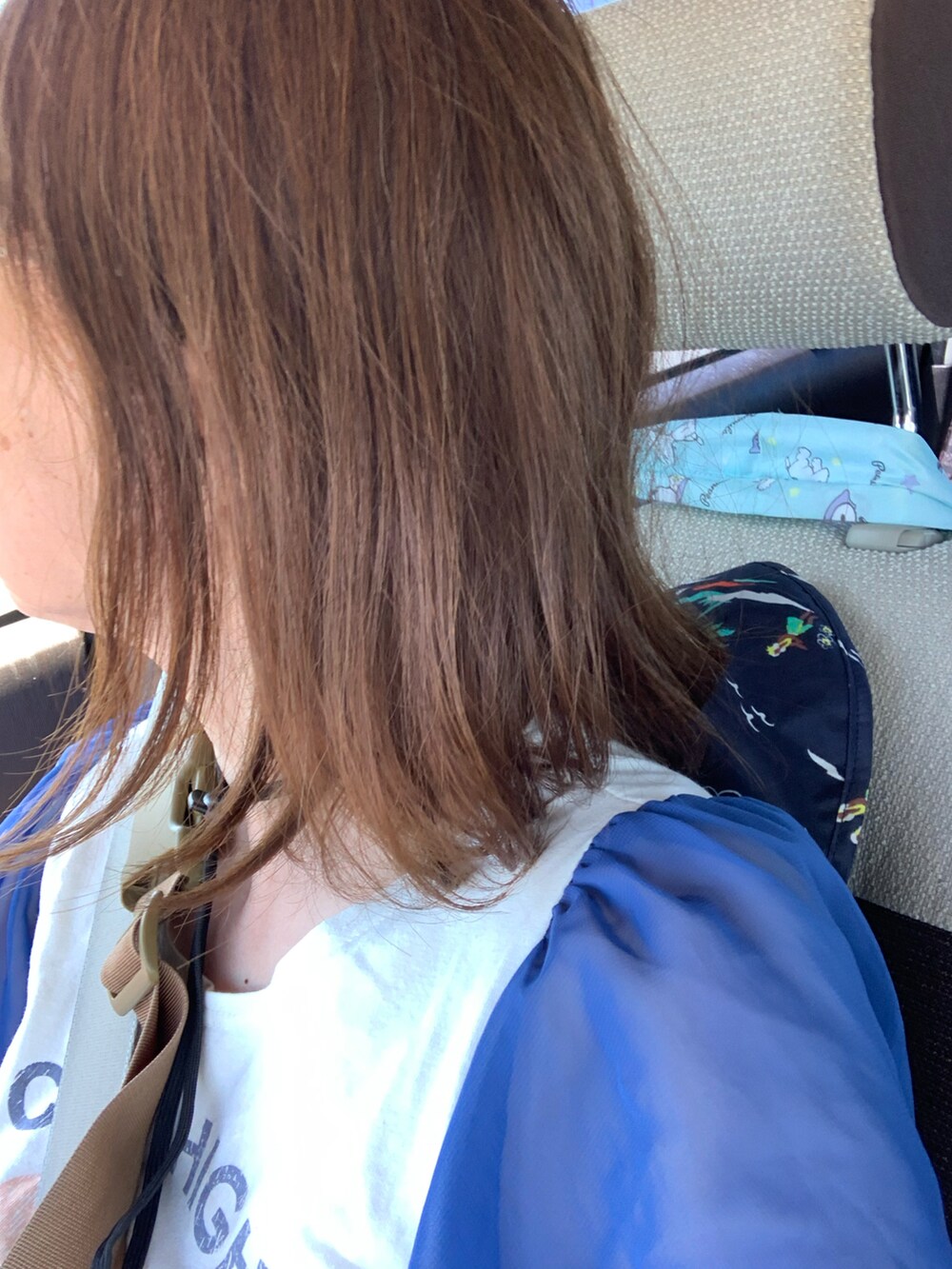 ホワイト系のTシャツ/カットソー、ブルー系のデニムパンツ、グリーン系のショルダーバッグを着用したレディースの夏コーディネートの2枚目の写真