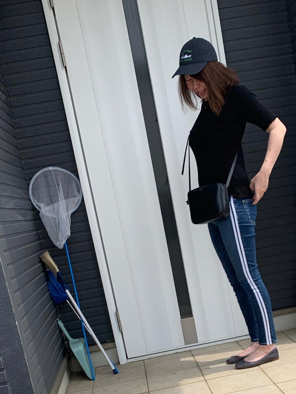 ブラック系のTシャツ/カットソー、ブルー系のデニムパンツ、グレー系のバレエシューズを着用したレディースの夏コーディネートの2枚目の写真