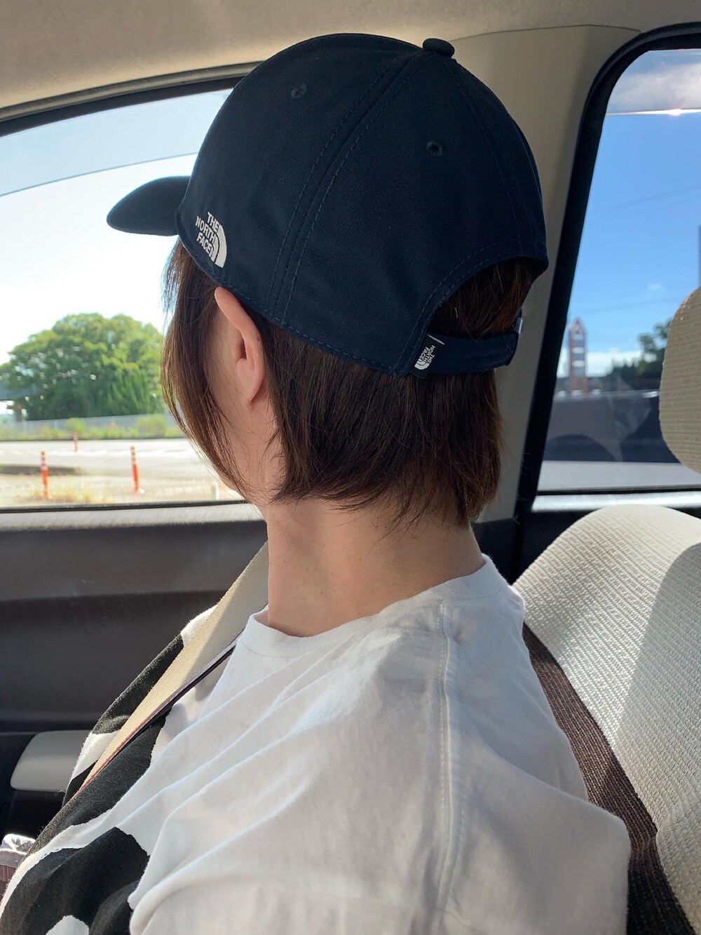 ベージュ系のショルダーバッグ、グレー系のバックパック/リュック、ホワイト系のTシャツ/カットソーを着用したレディースの秋コーディネートの3枚目の写真