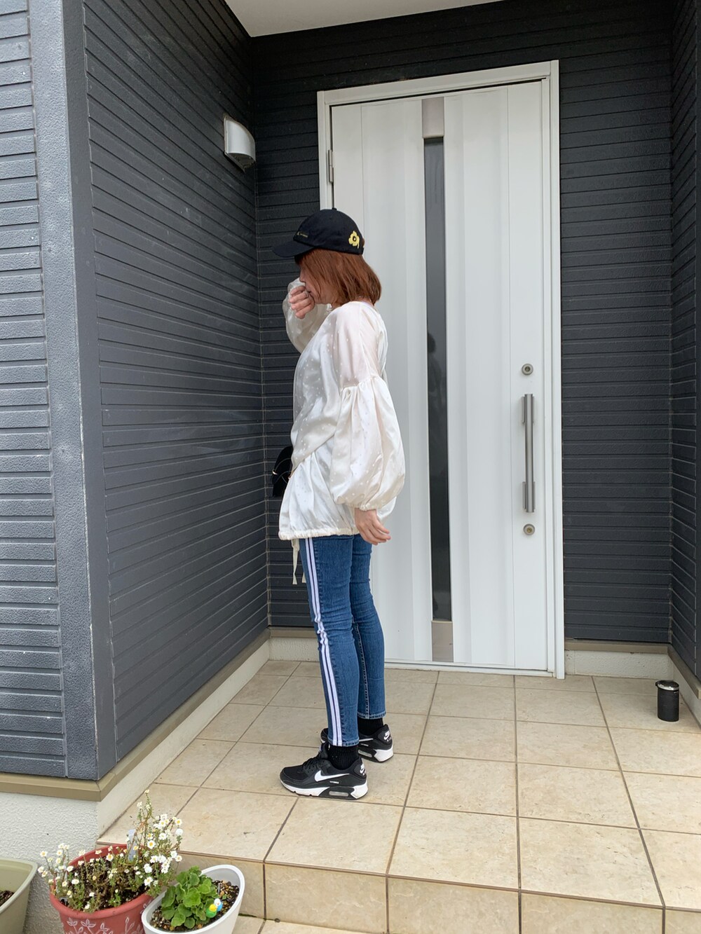 ホワイト系のシャツ/ブラウス、ブラック系のショルダーバッグ、ブルー系のデニムパンツを着用したレディースの春コーディネートの3枚目の写真