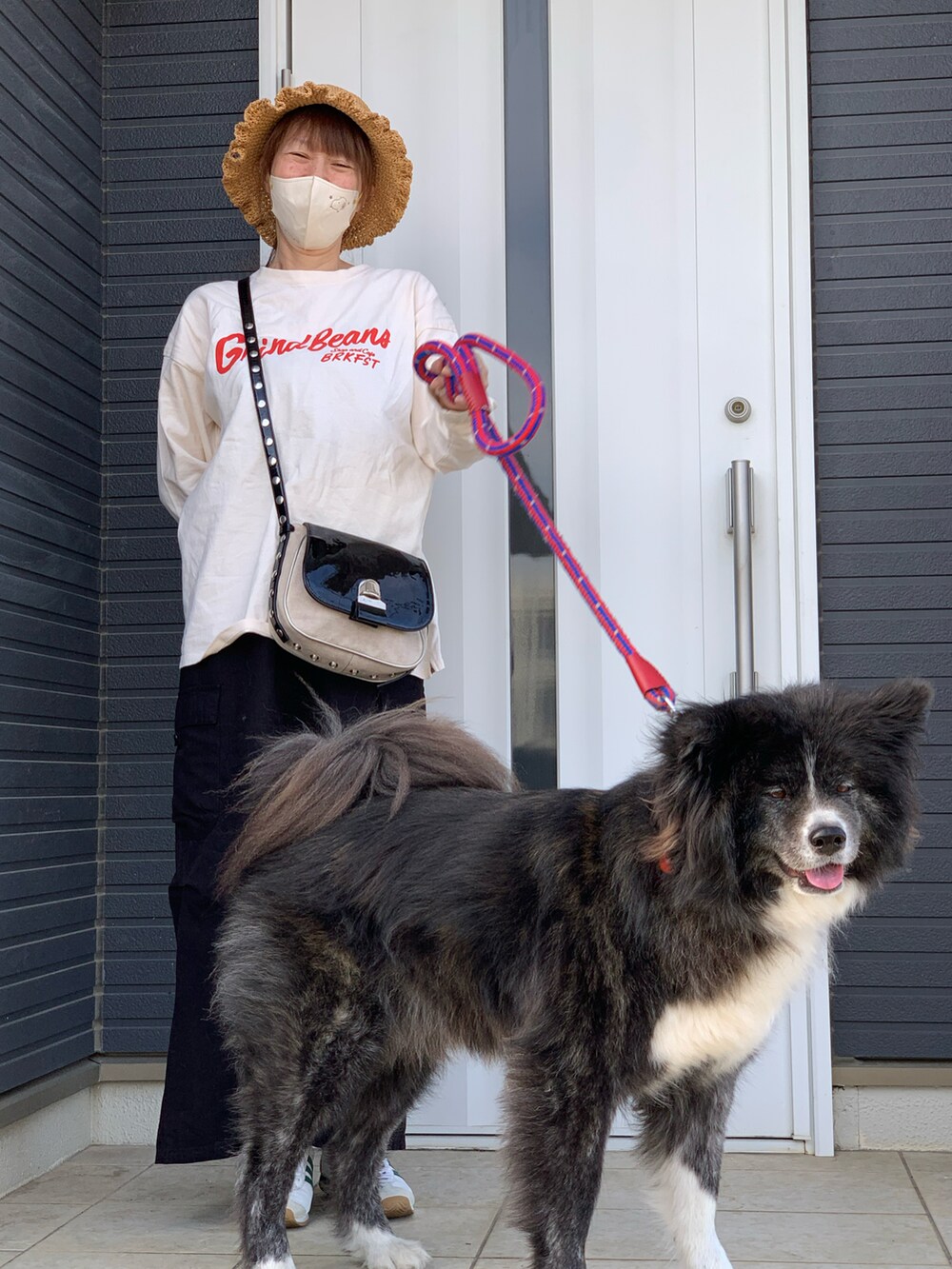 ベージュ系のTシャツ/カットソー、ブラック系のショルダーバッグ、ブラック系のスカートを着用したレディースの春コーディネートの2枚目の写真