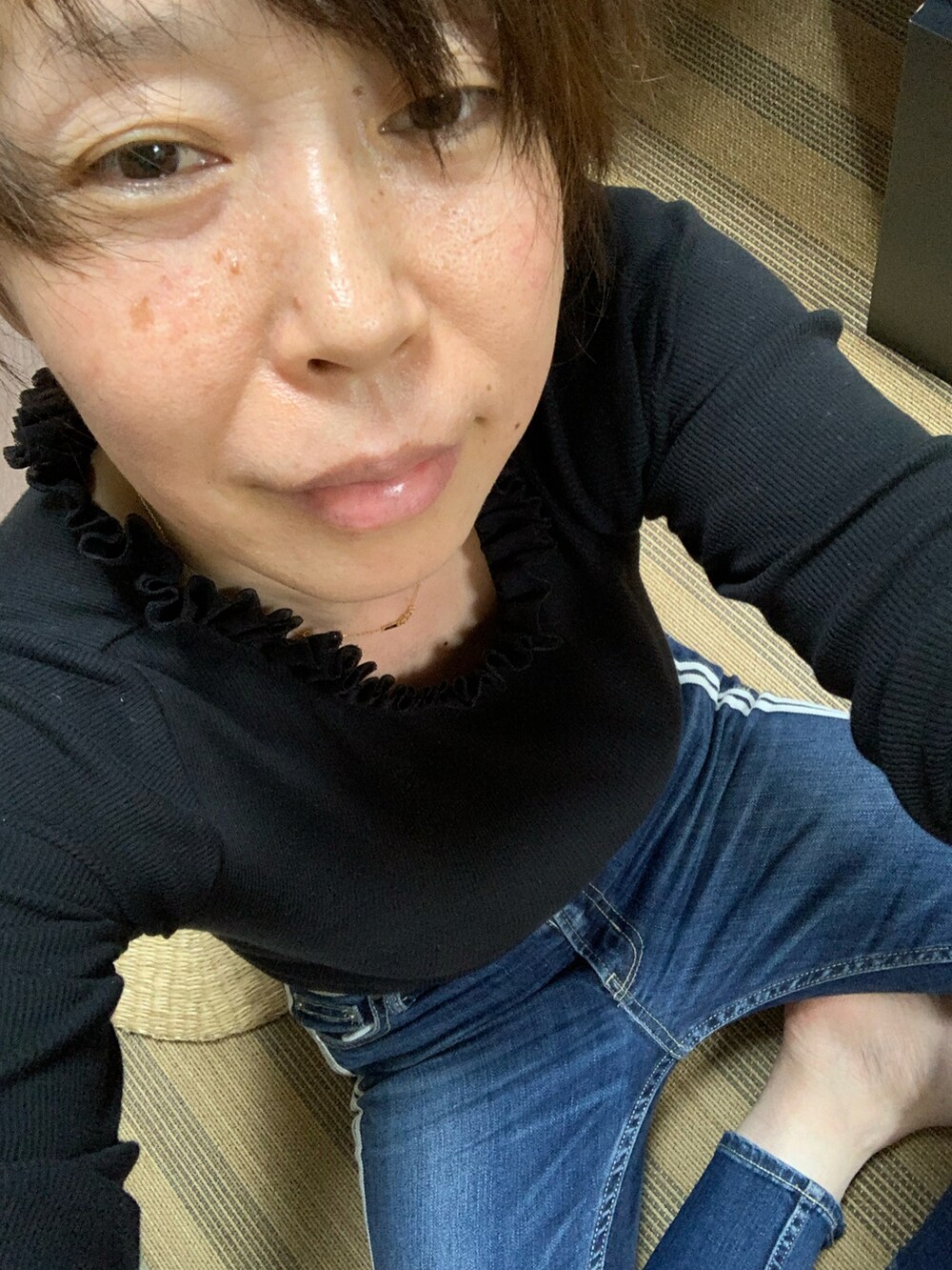 ブラック系のTシャツ/カットソー、ブルー系のデニムパンツ、ゴールド系のネックレスを着用したレディースの夏コーディネートの2枚目の写真