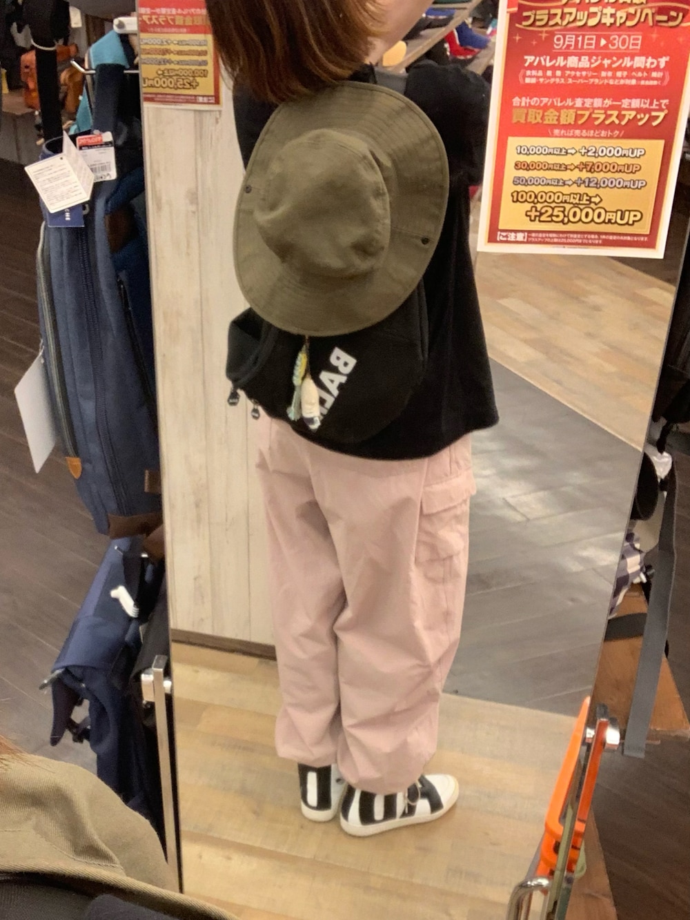 ホワイト系のスニーカー、ピンク系のカーゴパンツ、ブラック系のTシャツ/カットソーを着用したレディースの秋コーディネートの2枚目の写真