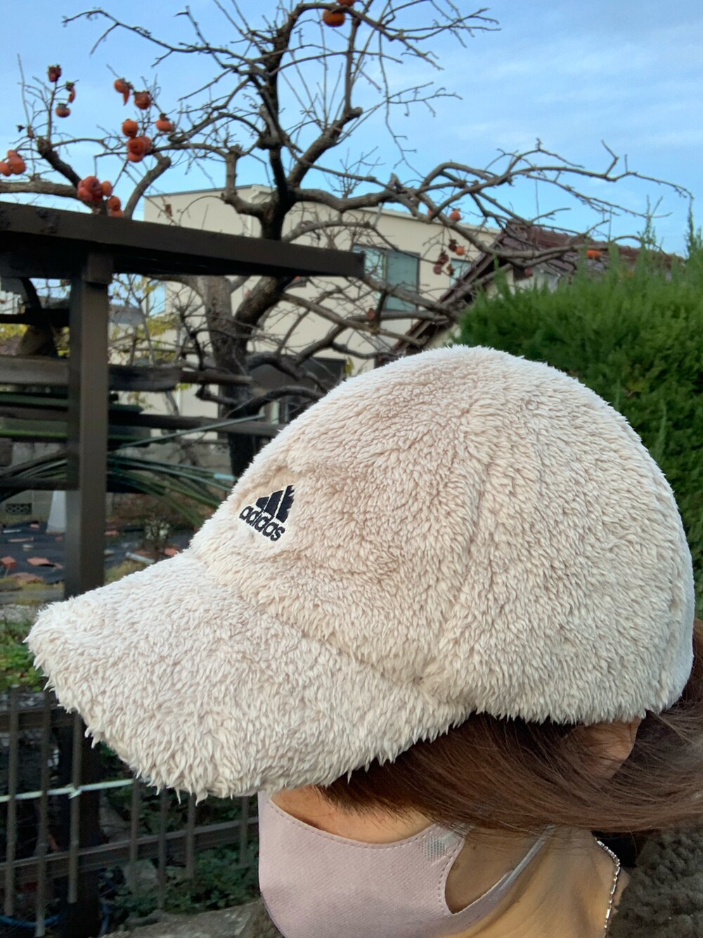 ブルー系のニット/セーター、グリーン系のMA-1、ベージュ系のキャップを着用したレディースの冬コーディネートの3枚目の写真