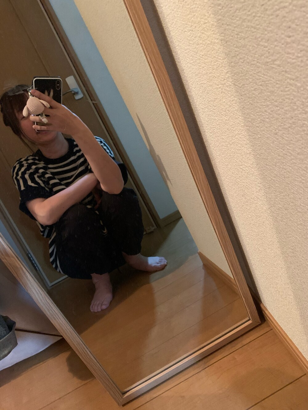 ブラック系のニット/セーター、ブラック系のその他パンツ、ピンク系のその他雑貨を着用したレディースの夏コーディネートの2枚目の写真