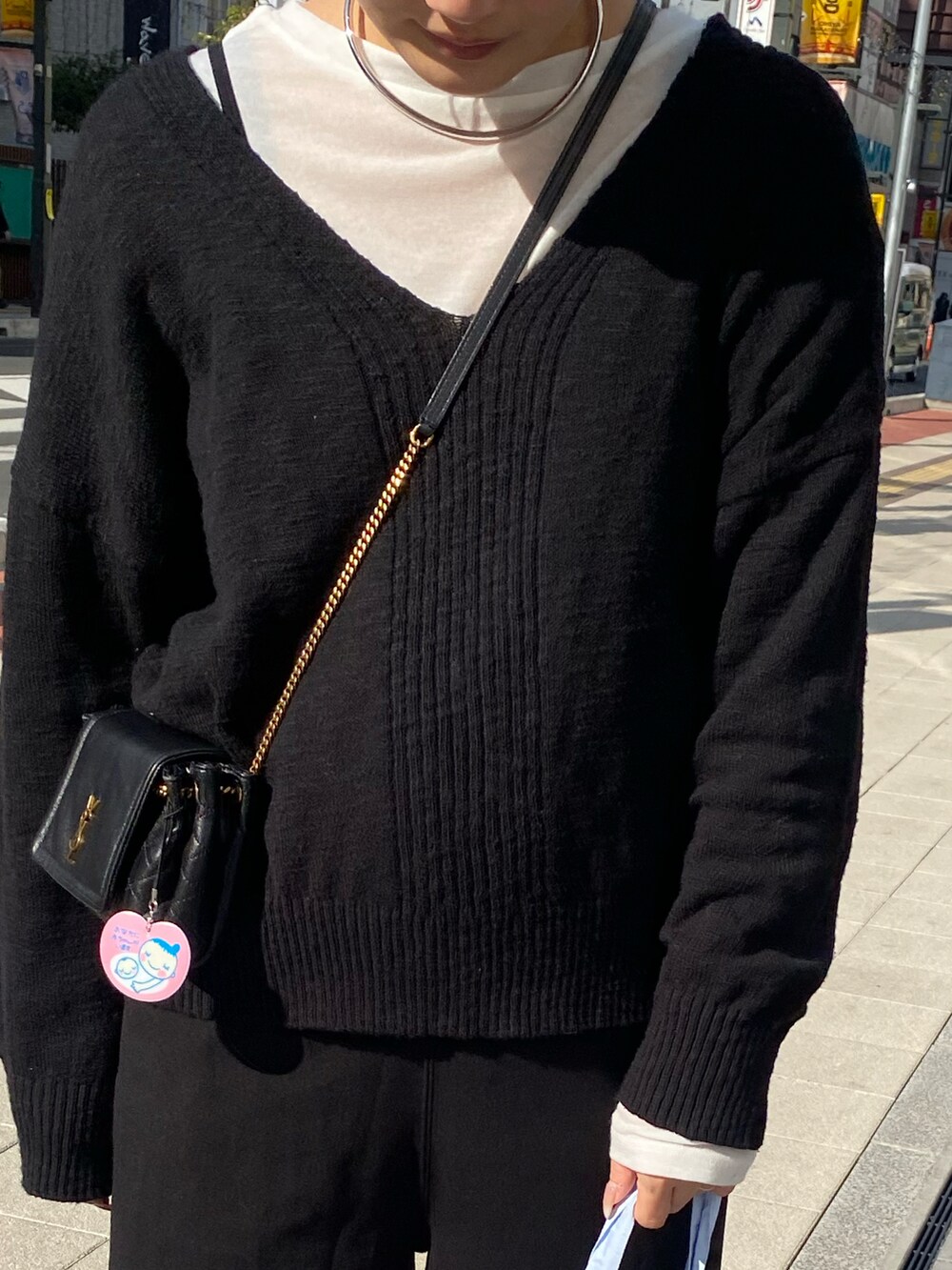 ブラック系のニット/セーターを着用したレディースの冬コーディネートの2枚目の写真