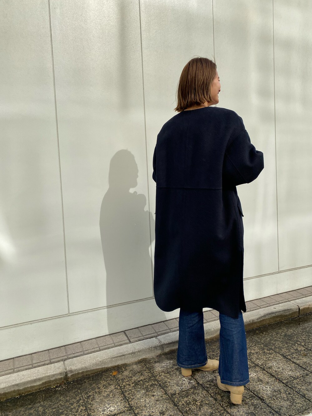 ピンク系のTシャツ/カットソー、ブルー系のその他アウターを着用したレディースの冬コーディネートの3枚目の写真