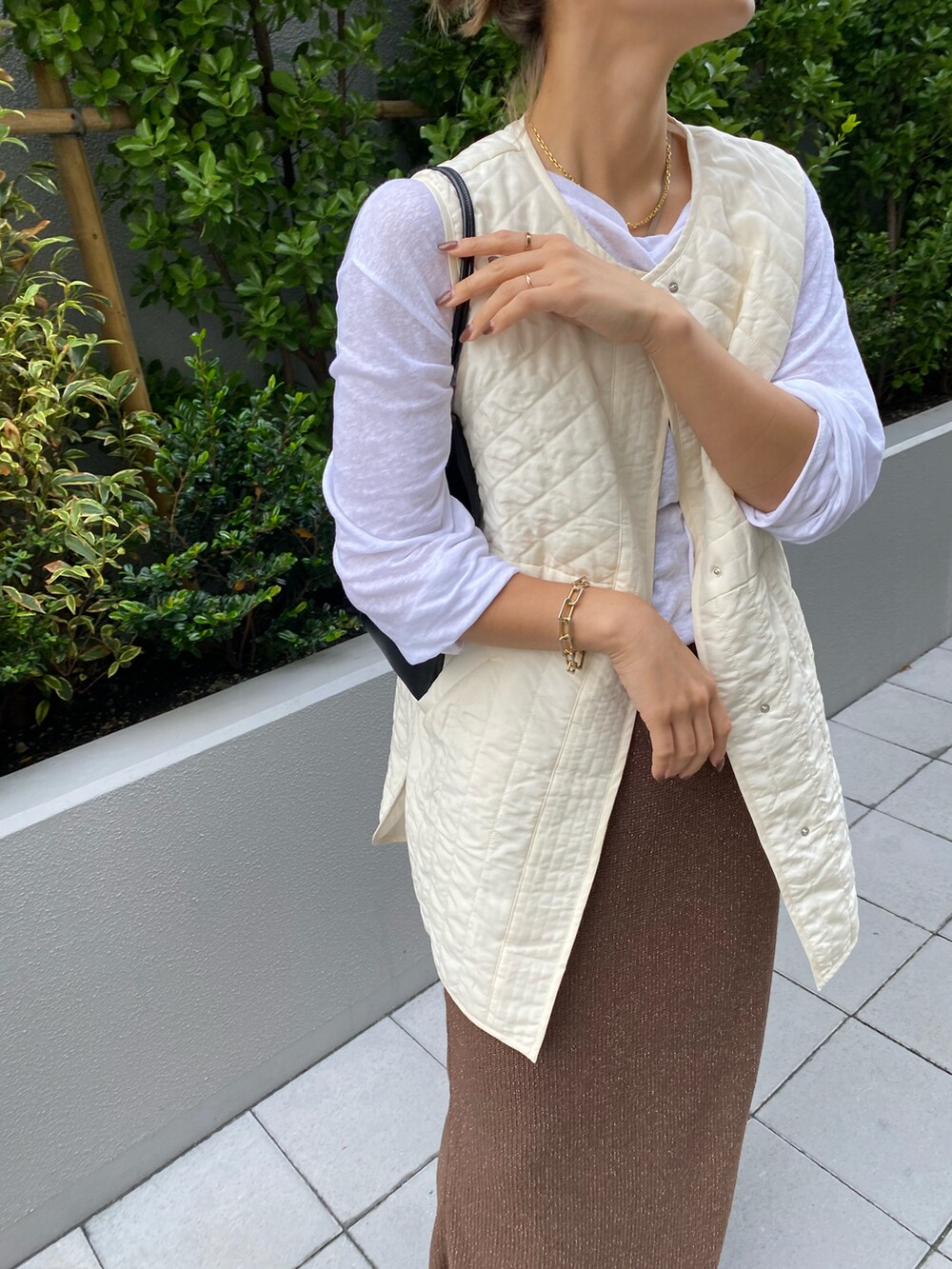 ブラウン系のスカート、ホワイト系のジャケット/アウター、ホワイト系のTシャツ/カットソーを着用したレディースの夏コーディネートの2枚目の写真