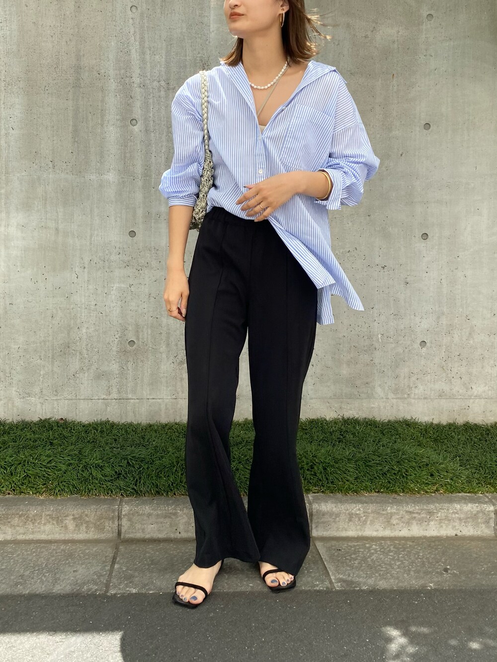 ブラック系のその他パンツ、ブルー系のシャツ/ブラウスを着用したレディースの春コーディネートの3枚目の写真