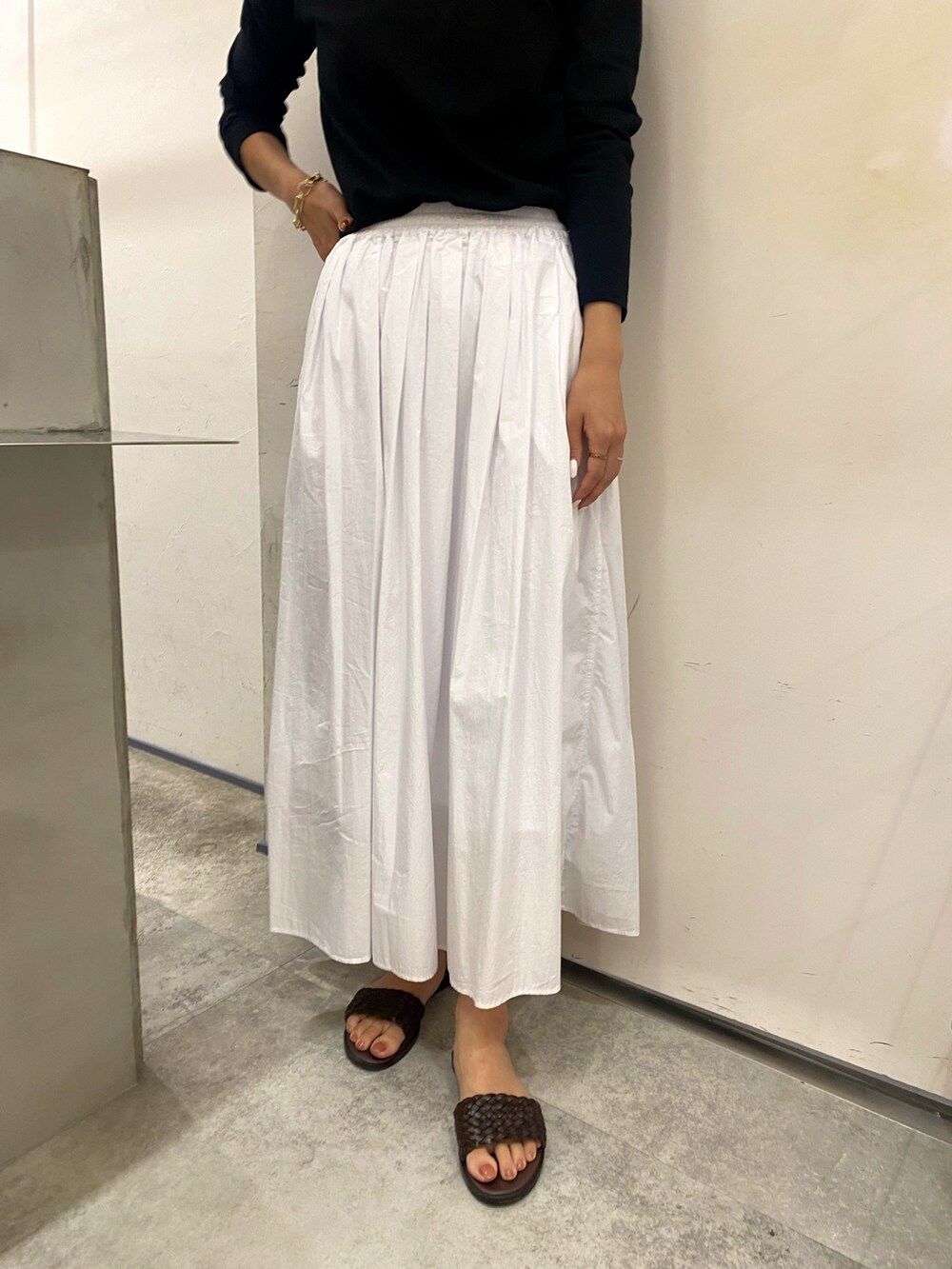 ブラック系のTシャツ/カットソー、ホワイト系のスカートを着用したレディースの夏コーディネートの3枚目の写真