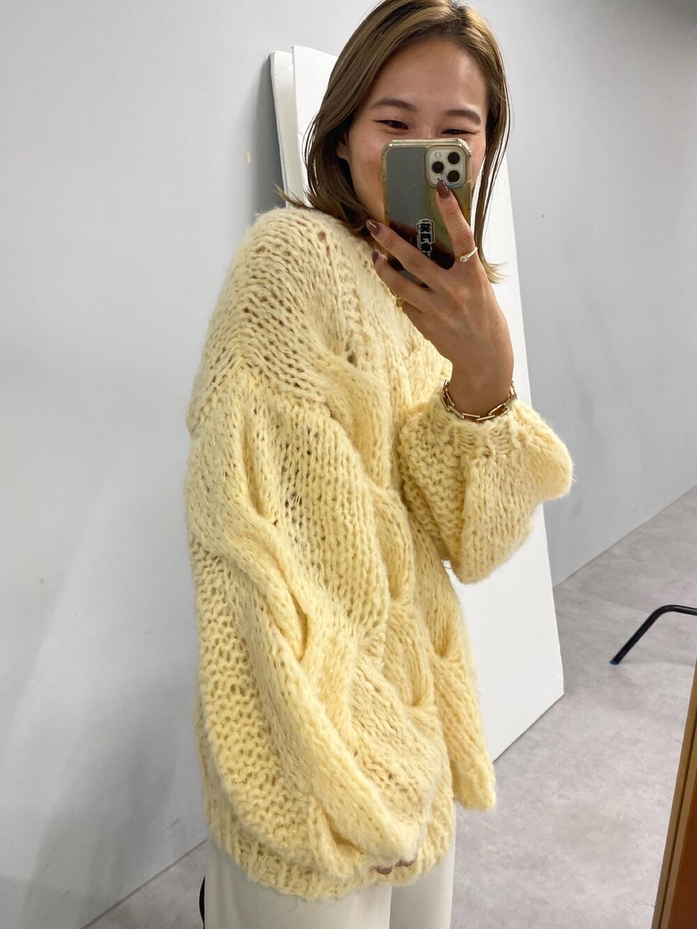 ホワイト系のニット/セーターを着用したレディースの秋コーディネートの2枚目の写真