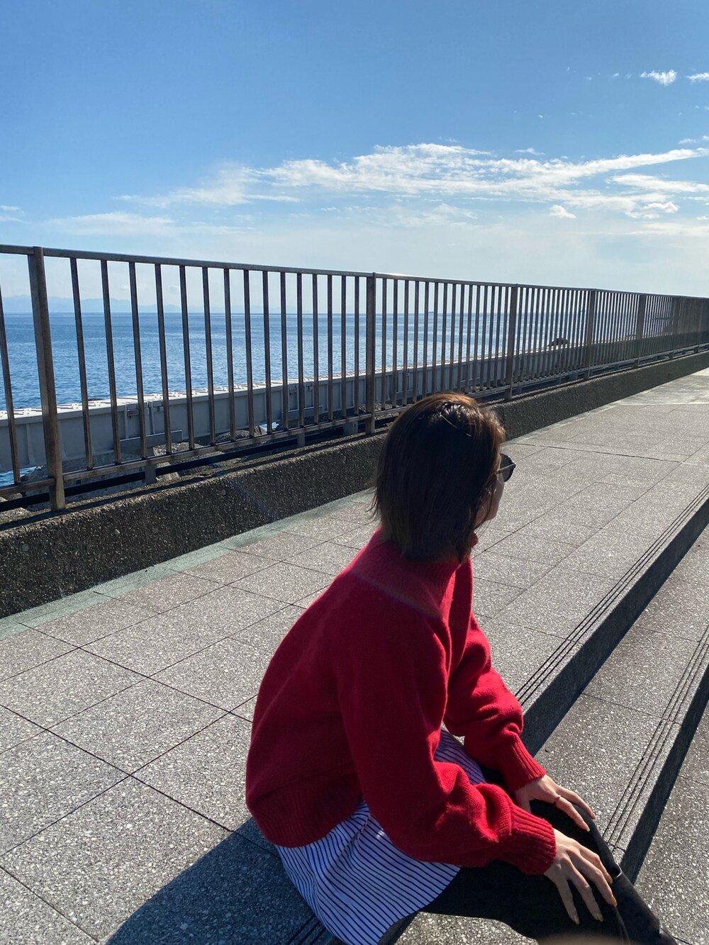 ブラウン系のブーツを着用したレディースの冬コーディネートの3枚目の写真