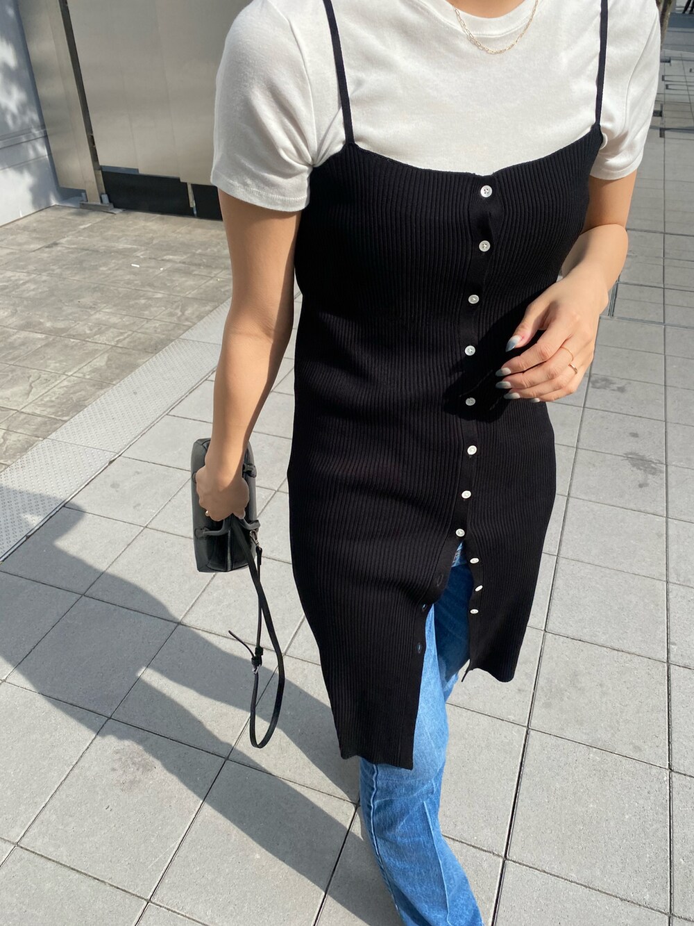 ブラック系のニット/セーター、ブルー系のデニムパンツを着用したレディースの春コーディネートの3枚目の写真