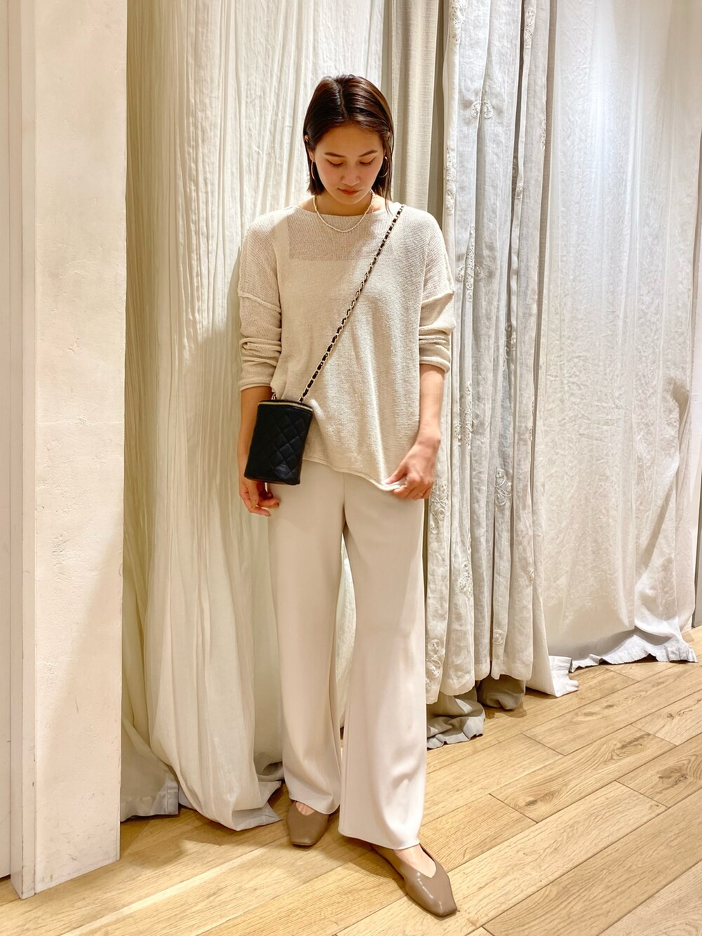 ベージュ系のニット/セーター、グレー系のその他パンツを着用したレディースの冬コーディネートの2枚目の写真