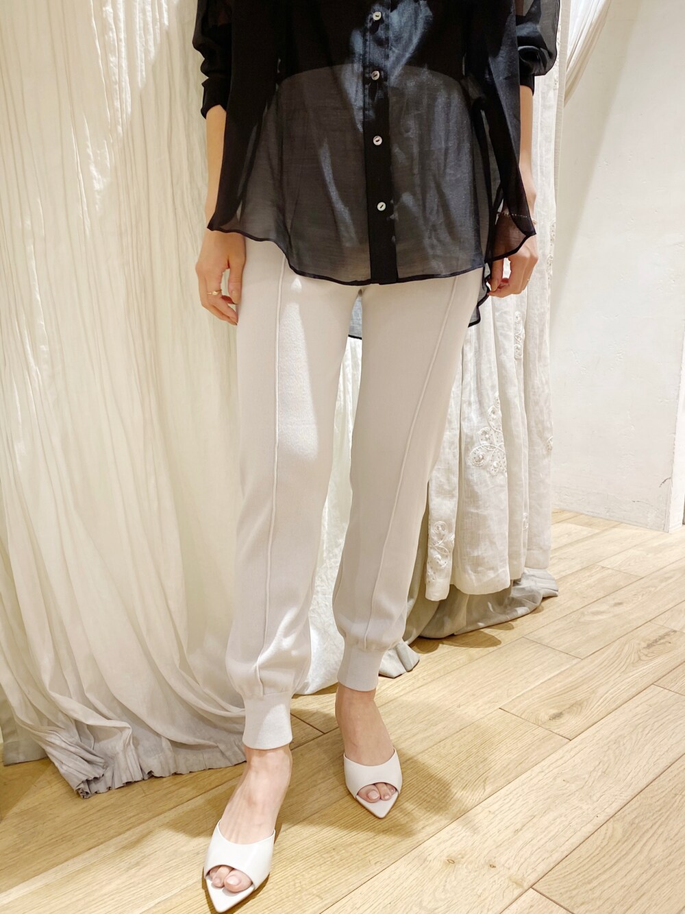 ブラック系のシャツ/ブラウス、グレー系のその他パンツを着用したレディースの春コーディネートの3枚目の写真