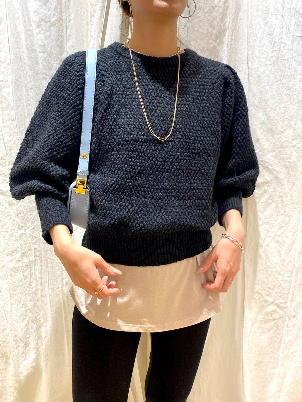 ブラック系のニット/セーター、ブラック系のその他パンツを着用したレディースの秋コーディネートの2枚目の写真