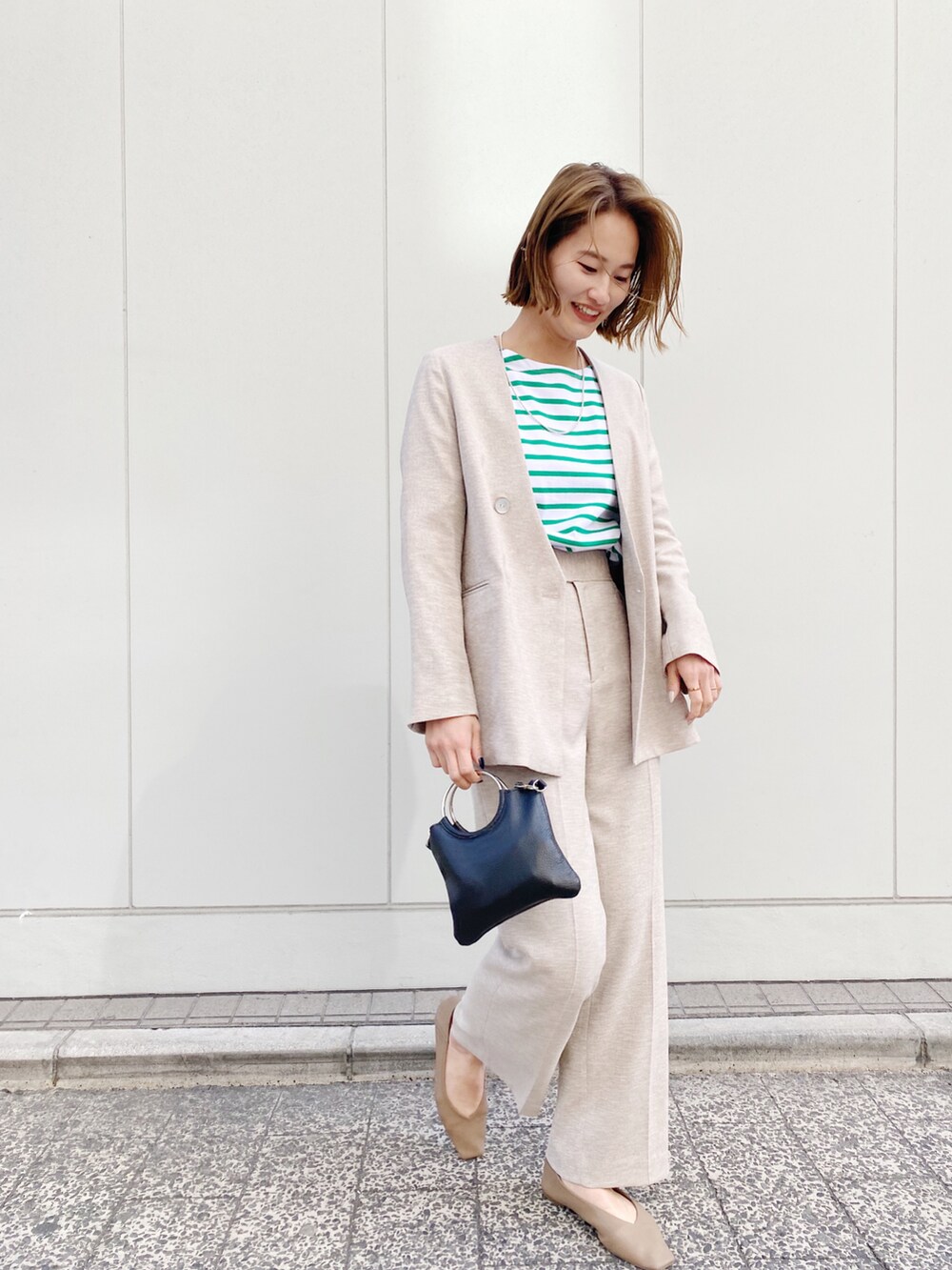 ブルー系のTシャツ/カットソー、ベージュ系のテーラードジャケット、ベージュ系のその他パンツを着用したレディースの冬コーディネートの2枚目の写真