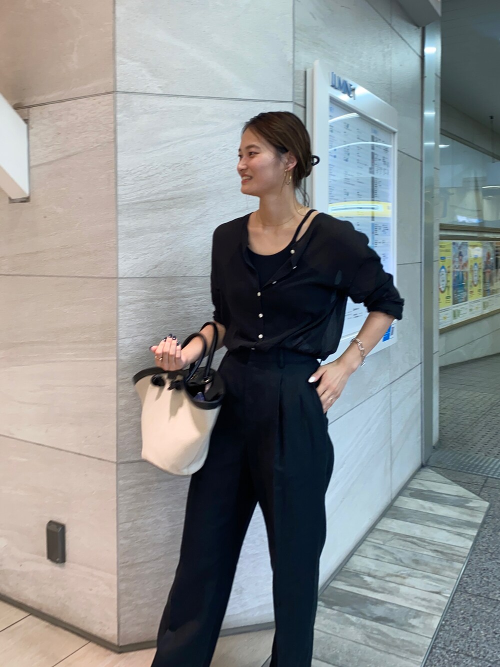 ベージュ系のその他パンツ、ブラック系のシャツ/ブラウスを着用したレディースの夏コーディネートの3枚目の写真