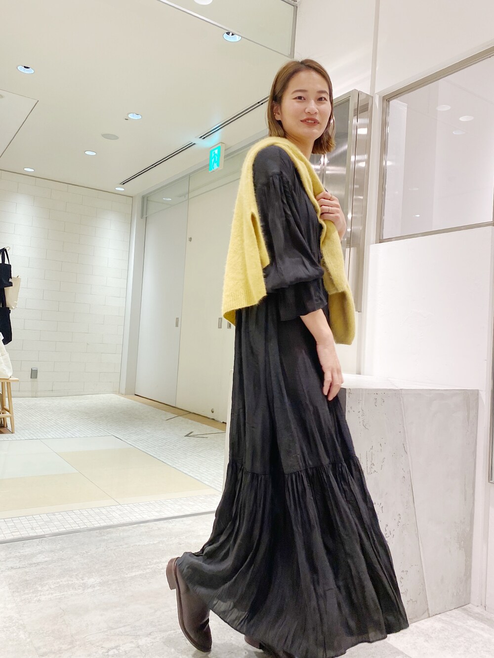 ブラック系のドレス、ブラック系のニット/セーターを着用したレディースの冬コーディネートの2枚目の写真