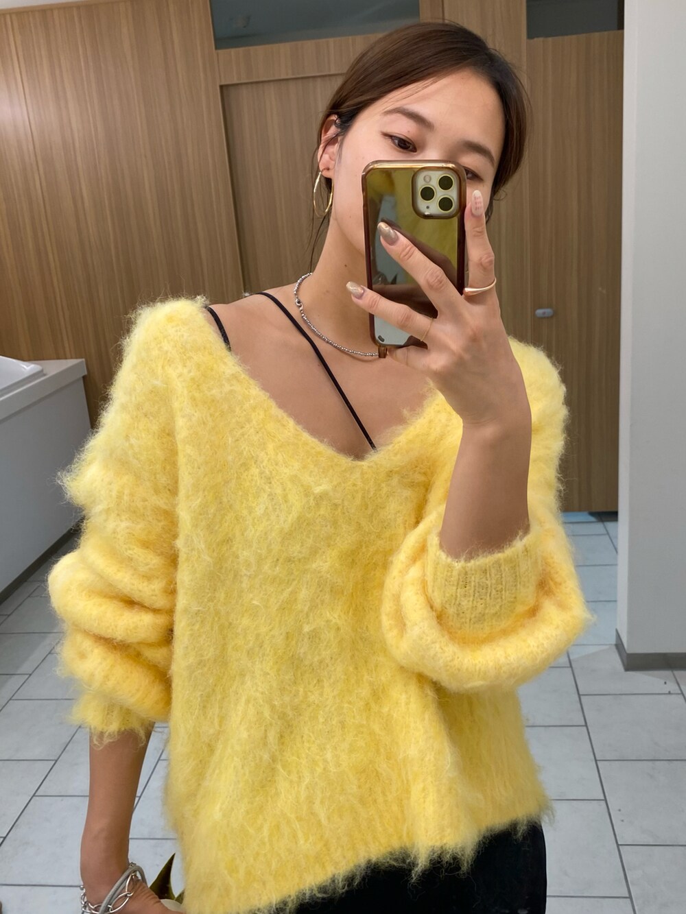 ホワイト系のニット/セーターを着用したレディースの秋コーディネートの2枚目の写真