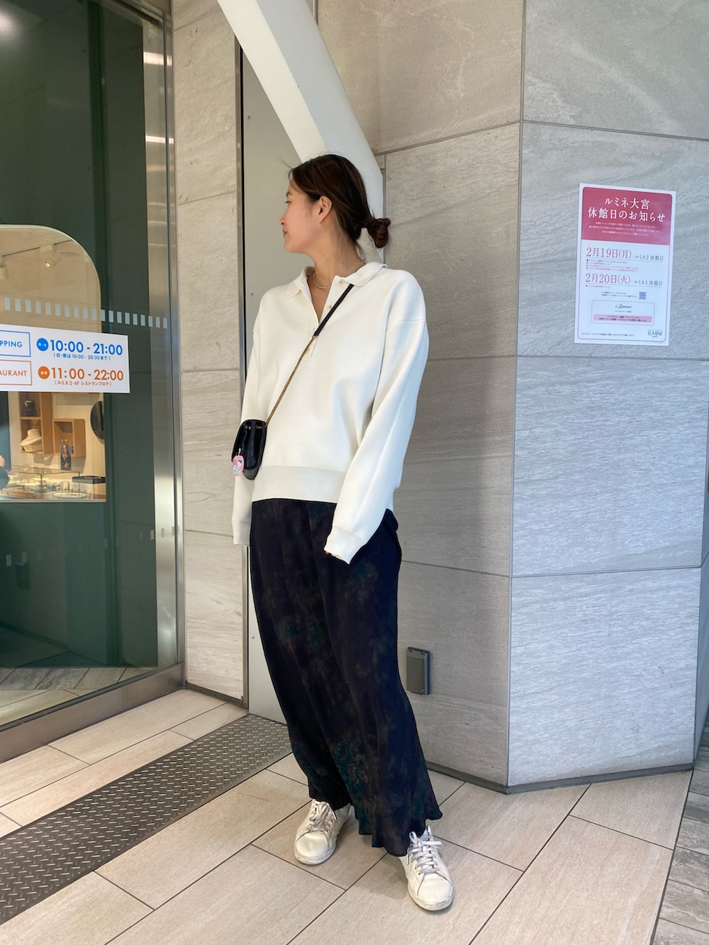 ホワイト系のニット/セーターを着用したレディースの冬コーディネートの2枚目の写真