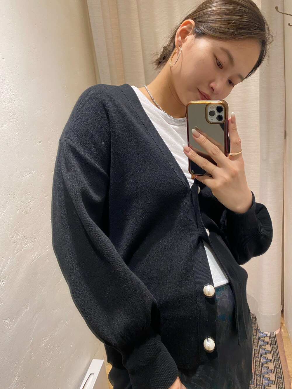 ホワイト系のカーディガン/ボレロを着用したレディースの冬コーディネートの2枚目の写真