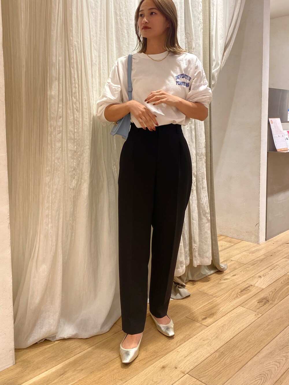 ホワイト系のTシャツ/カットソー、ブラック系のその他パンツを着用したレディースの夏コーディネートの2枚目の写真