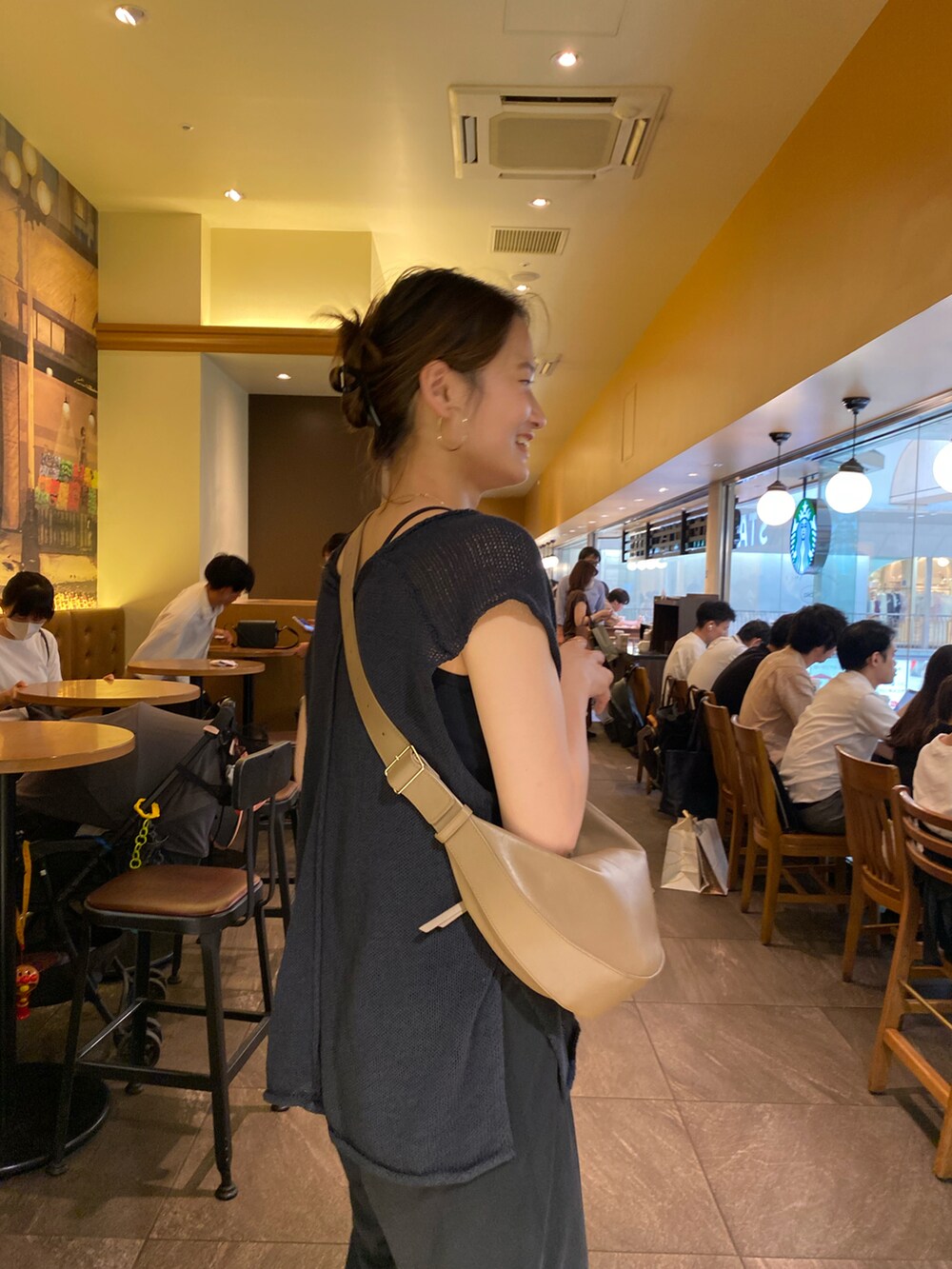 ブラック系のその他パンツ、ブラック系のベストを着用したレディースの夏コーディネートの2枚目の写真