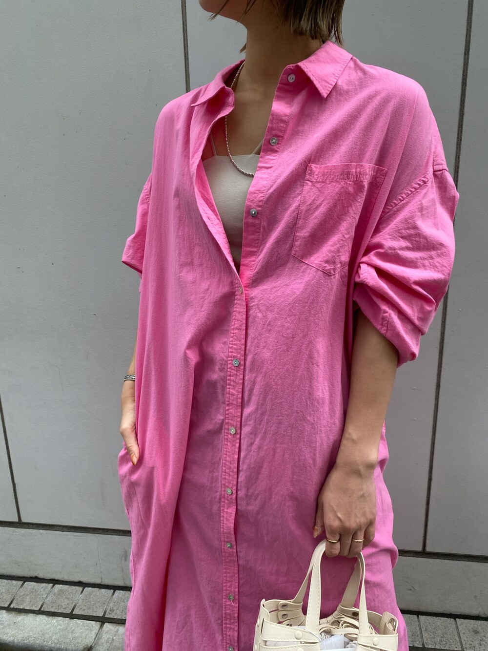 ホワイト系のワンピースを着用したレディースの夏コーディネートの2枚目の写真