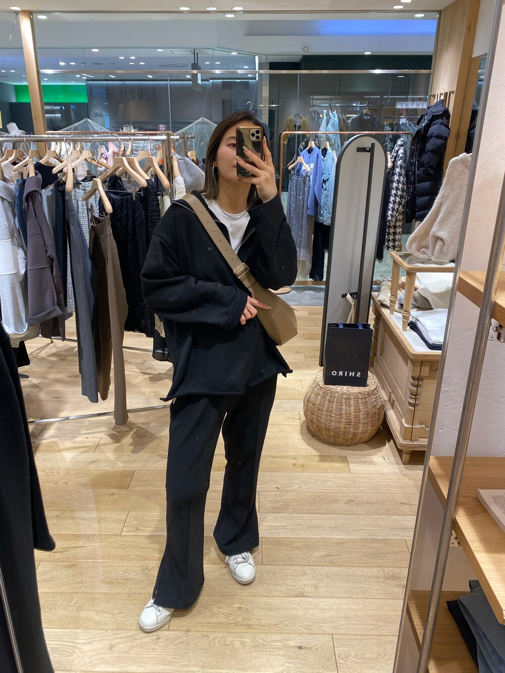 ブラック系のスウェットを着用したレディースの冬コーディネートの2枚目の写真