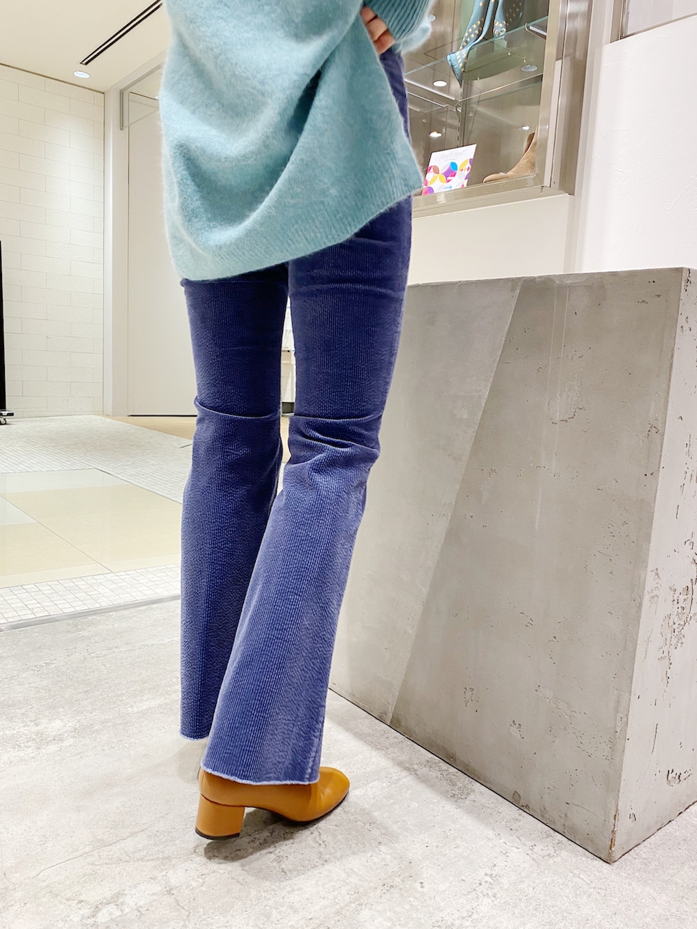 グリーン系のニット/セーター、ブルー系のその他パンツを着用したレディースの秋コーディネートの3枚目の写真