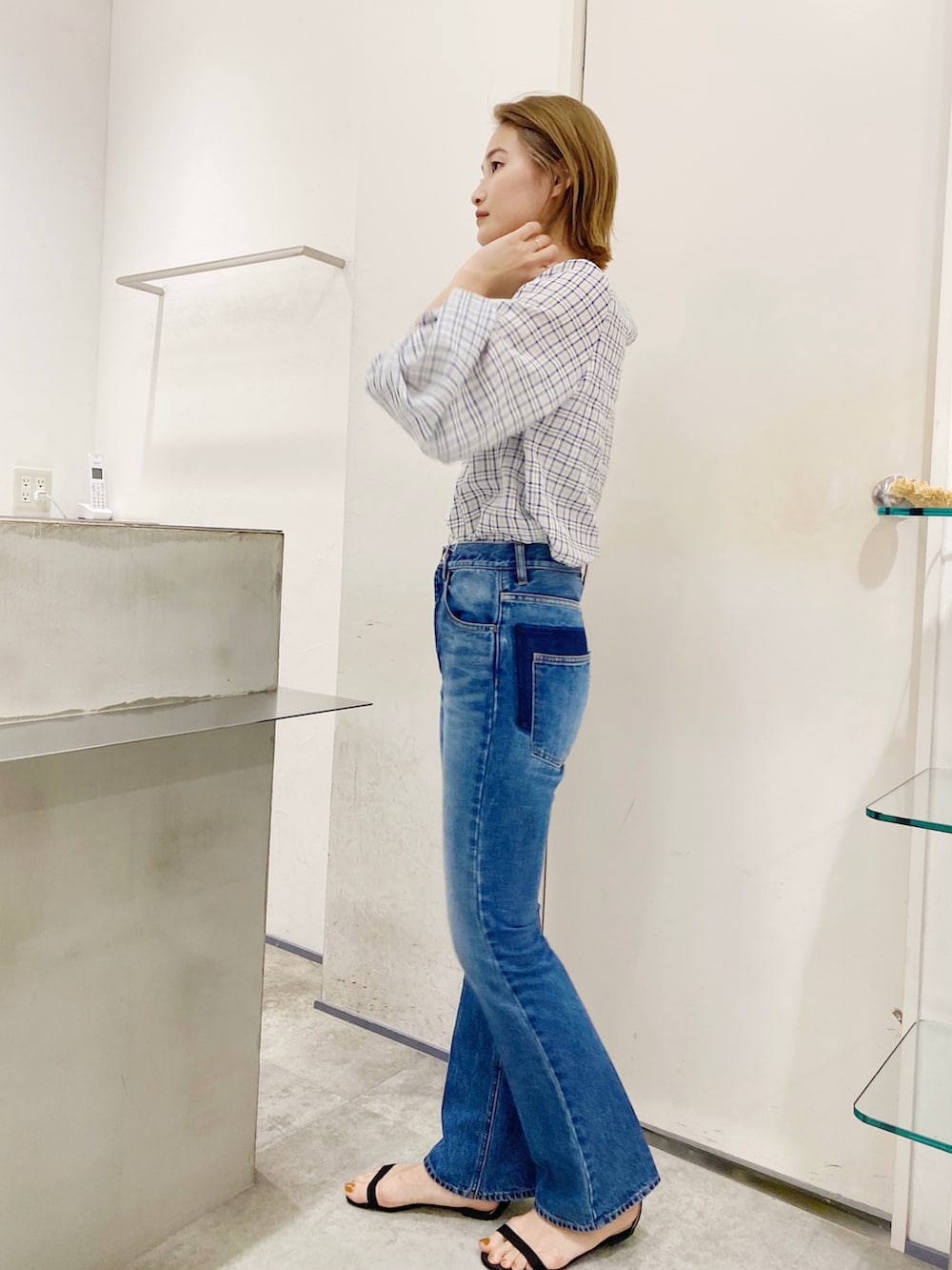 ブルー系のシャツ/ブラウスを着用したレディースの春コーディネートの2枚目の写真