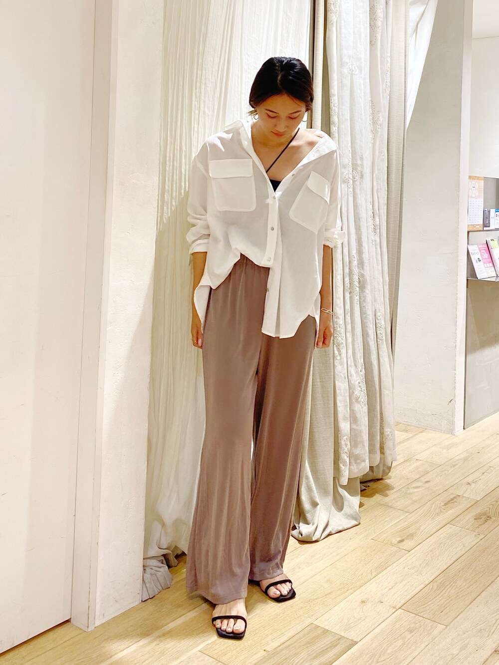 ホワイト系のシャツ/ブラウス、ブラック系のその他パンツ、ブラック系のサンダルを着用したレディースの夏コーディネートの2枚目の写真