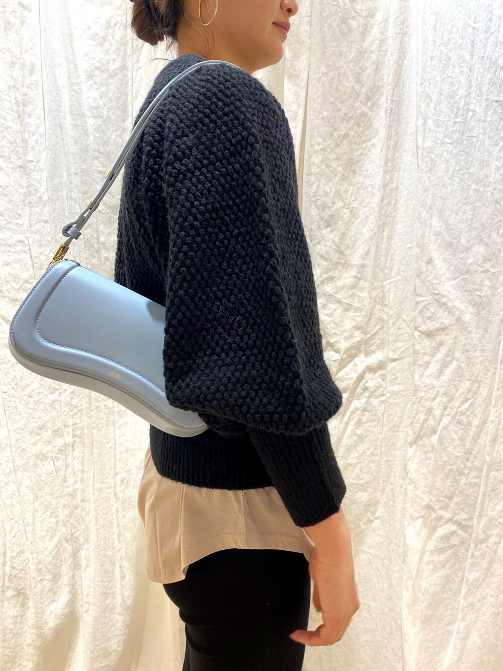 ブラック系のニット/セーター、ブラック系のその他パンツを着用したレディースの秋コーディネートの3枚目の写真