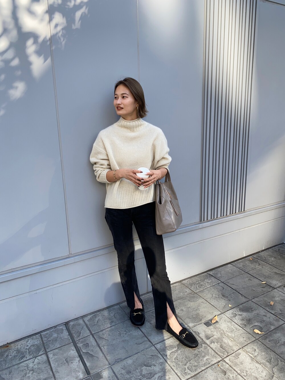 ホワイト系のニット/セーターを着用したレディースの秋コーディネートの2枚目の写真