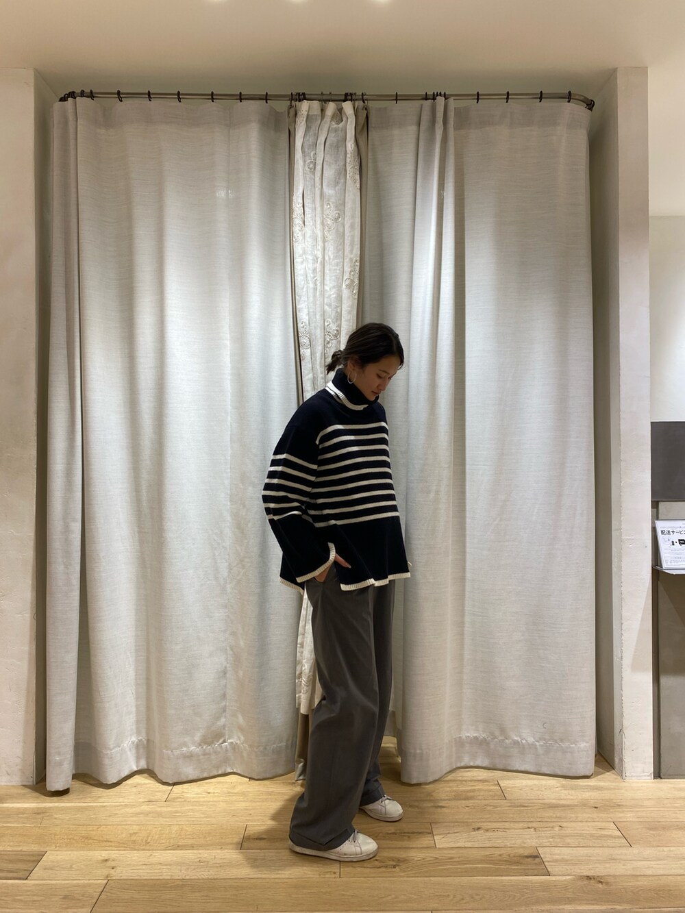 ブラック系のニット/セーターを着用したレディースの冬コーディネートの2枚目の写真