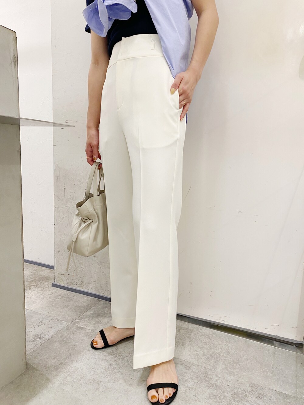 ホワイト系のその他パンツ、ブルー系のTシャツ/カットソー、ホワイト系のトートバッグを着用したレディースの春コーディネートの2枚目の写真