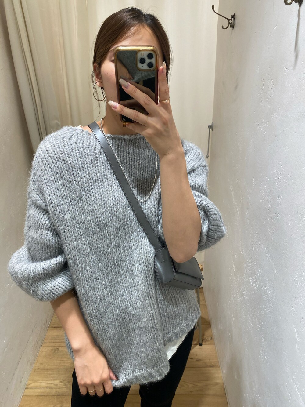 グレー系のニット/セーター、ブラック系のその他パンツを着用したレディースの秋コーディネートの2枚目の写真