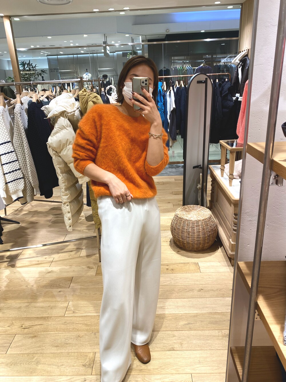 ベージュ系のニット/セーターを着用したレディースの秋コーディネートの2枚目の写真