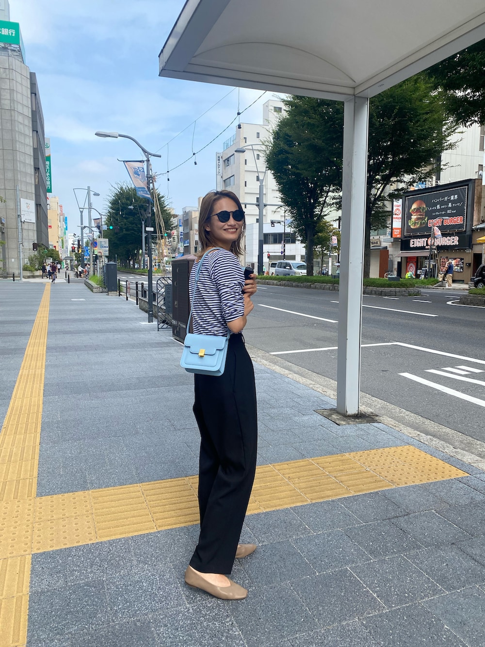 ブラック系のその他パンツ、ブルー系のTシャツ/カットソーを着用したレディースの秋コーディネートの2枚目の写真