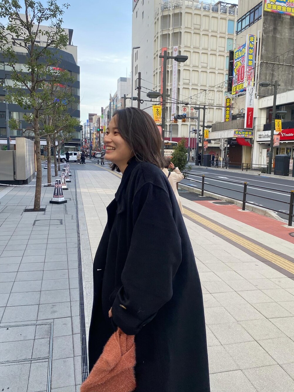 「シンプルコーデ、大人カジュアル、着回しコーデ、パンツスタイル、モノトーン、スニーカー、休日コーデ」｜「SHENERYのステンカラーロングコート（その他アウター、ブラック系）」を使った、SUZUKI_169cmさん（レディース・169cm）の冬コーディネートの3枚目の写真