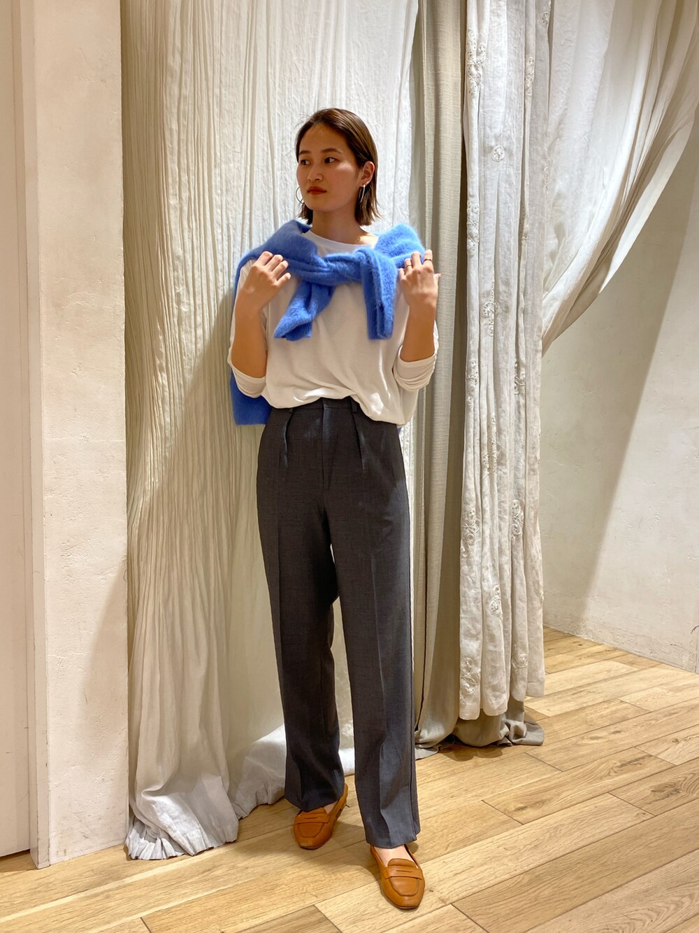 イエロー系のカーディガン/ボレロ、ホワイト系のTシャツ/カットソーを着用したレディースの冬コーディネートの2枚目の写真