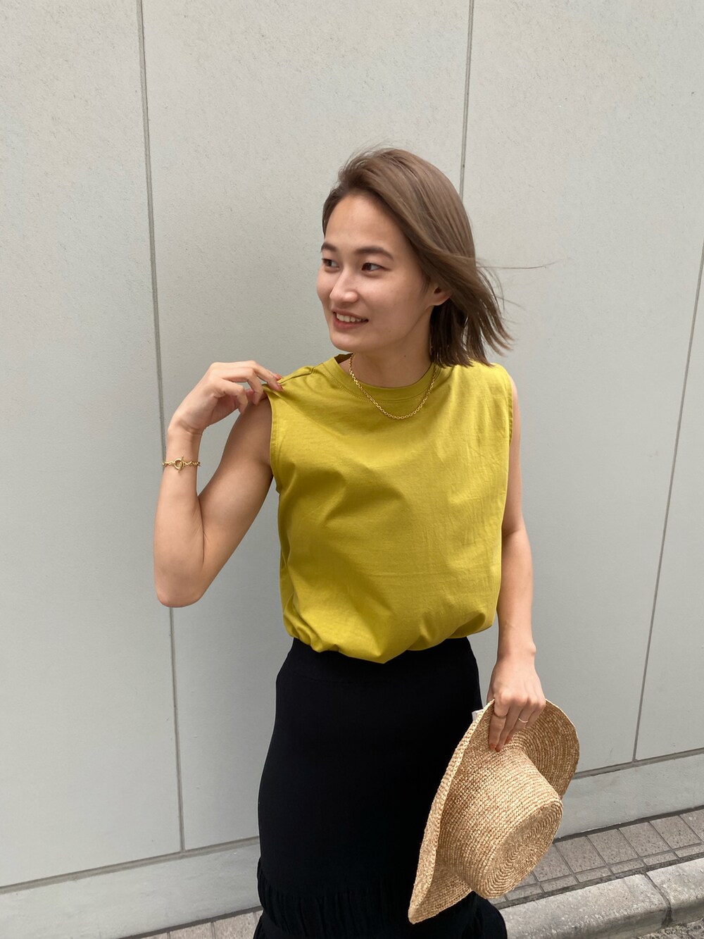 ホワイト系のTシャツ/カットソー、ブラック系のスカートを着用したレディースの夏コーディネートの2枚目の写真